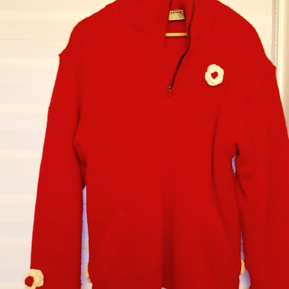 Handmade 100% wool made in Nepal- 11/11 Remeberance Day tribute Poppy detail